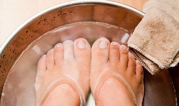 Baños de pies para tratar infecciones por hongos.