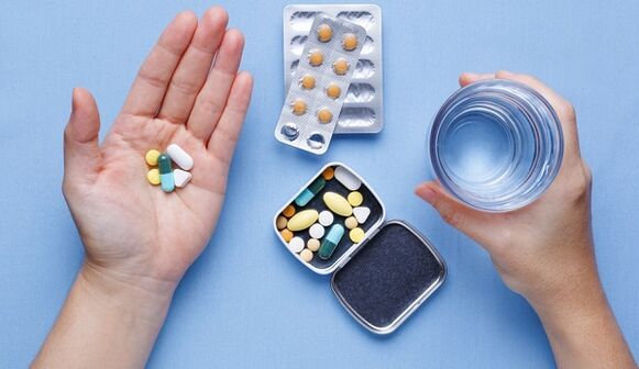 Tomar medicamentos para tratar los hongos en las uñas de los pies.