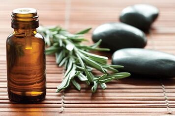 El aceite de árbol de té trata los hongos en las uñas de los pies