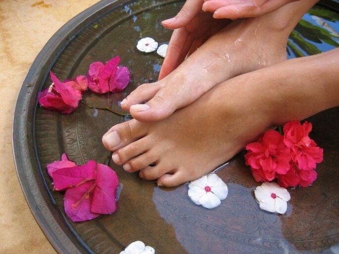 Baños de vinagre de sidra de manzana para tratar hongos en las uñas de los pies