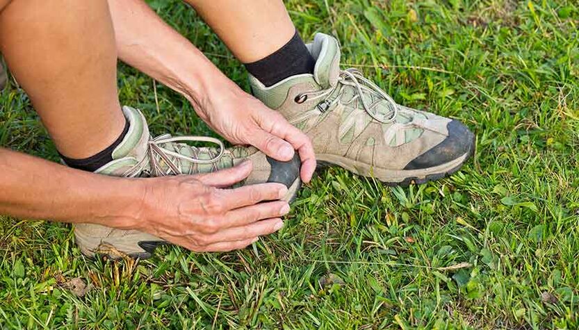 Las personas con hongos en los pies experimentan dolor y dificultad para caminar